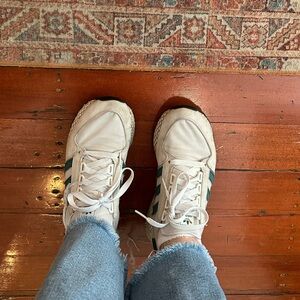 ADIDAS FOREST GROVE
Crystal White/ Collegiate Green/ Core Black